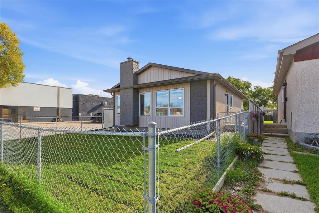 632 Springfield Road, Winnipeg, Manitoba  R2G 4G6 - Photo 3 - 202625229