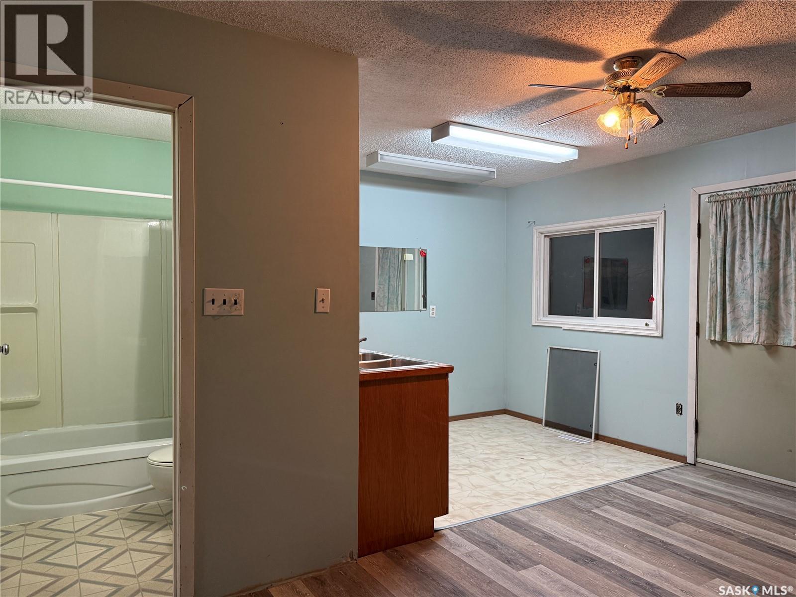25 Home Street W, Moose Jaw, Saskatchewan  S6H 4X2 - Photo 8 - SK042632
