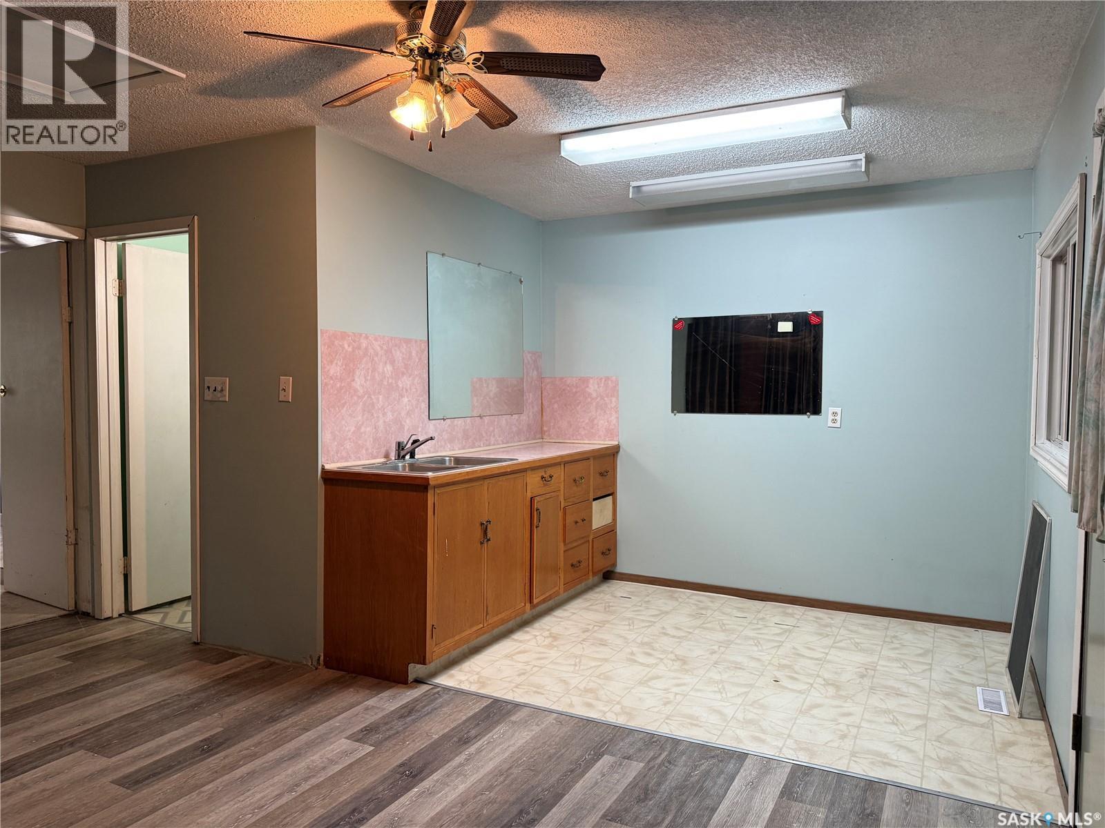 25 Home STREET W Moose Jaw Saskatchewan Canada S6H4X2 4