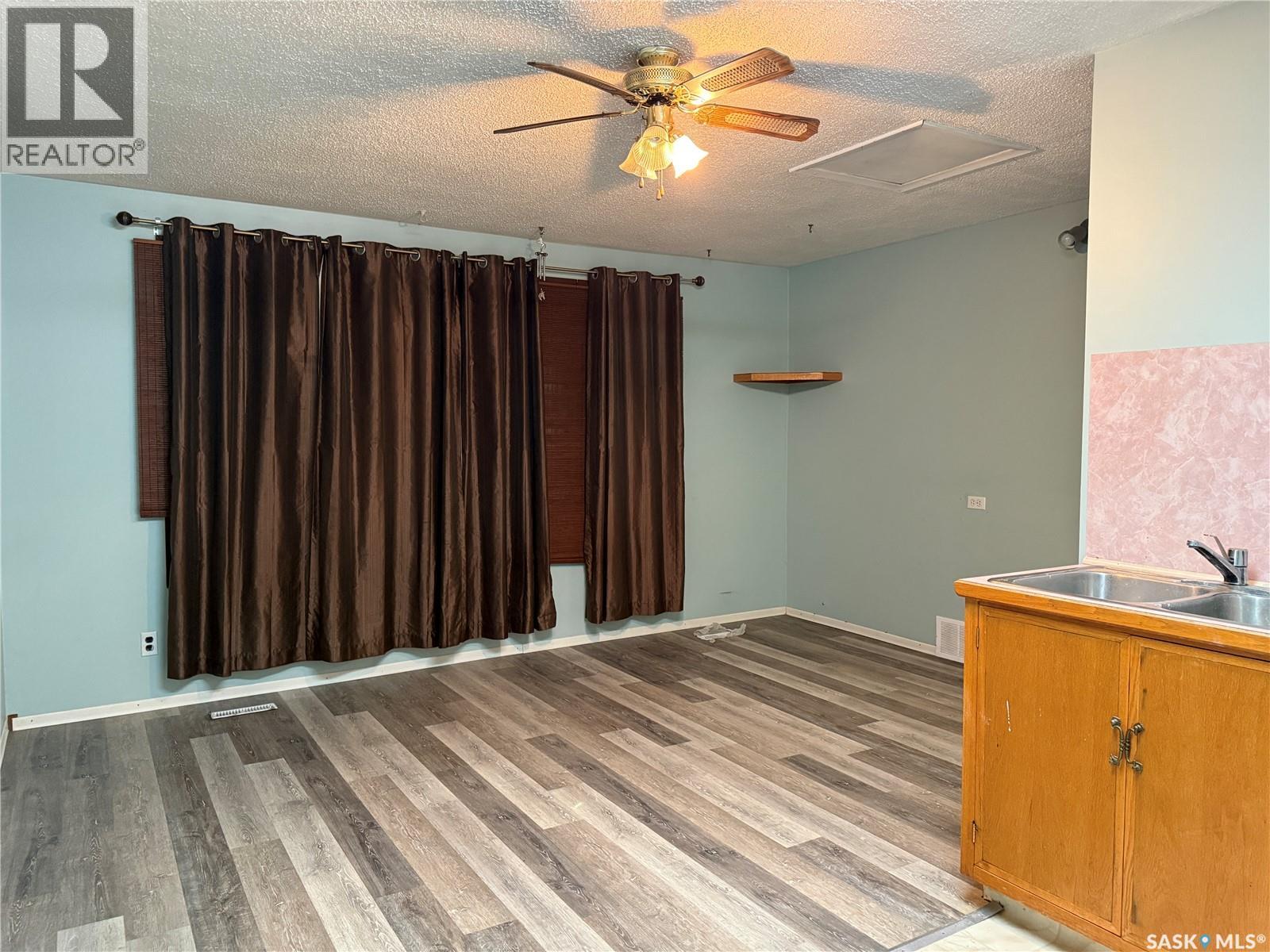 25 Home STREET W Moose Jaw Saskatchewan Canada S6H4X2 5