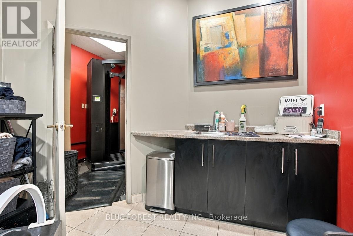 R57 - 142 Fullarton Street, London East, Ontario  N6A 0A4 - Photo 15 - X13875100