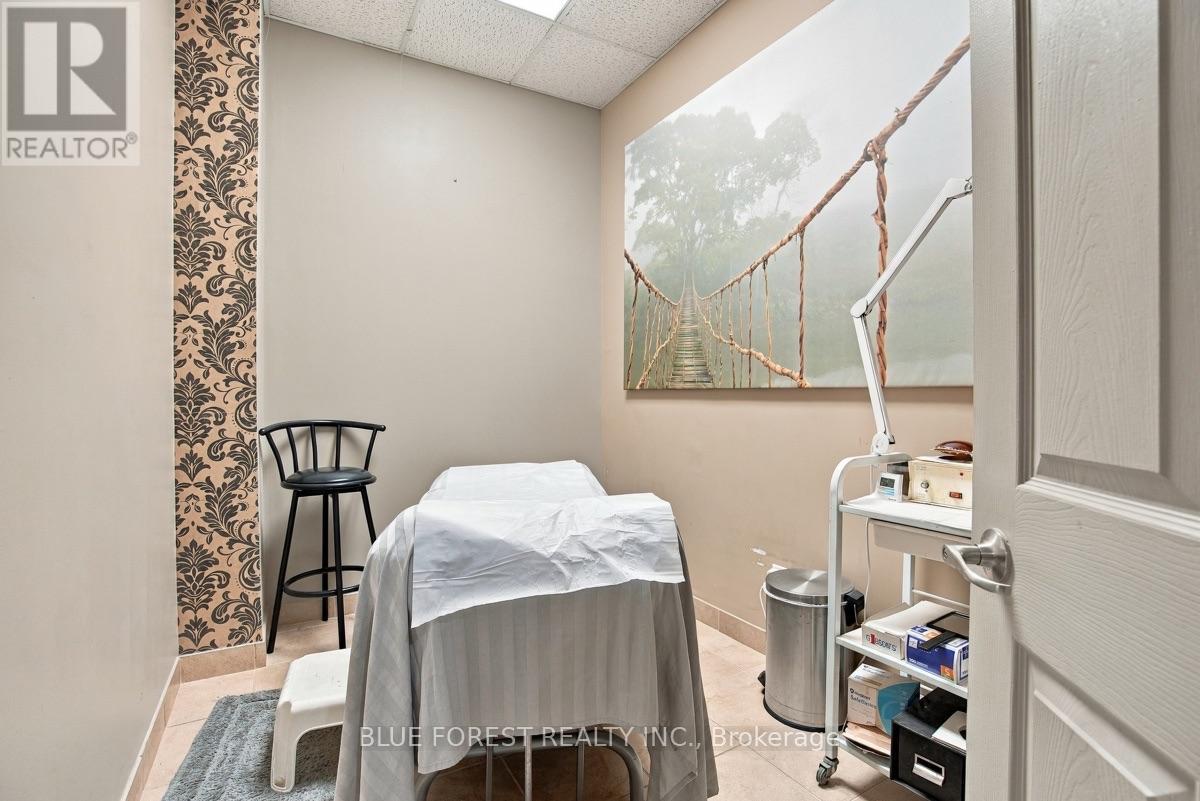 R57 - 142 Fullarton Street, London East, Ontario  N6A 0A4 - Photo 19 - X13875100