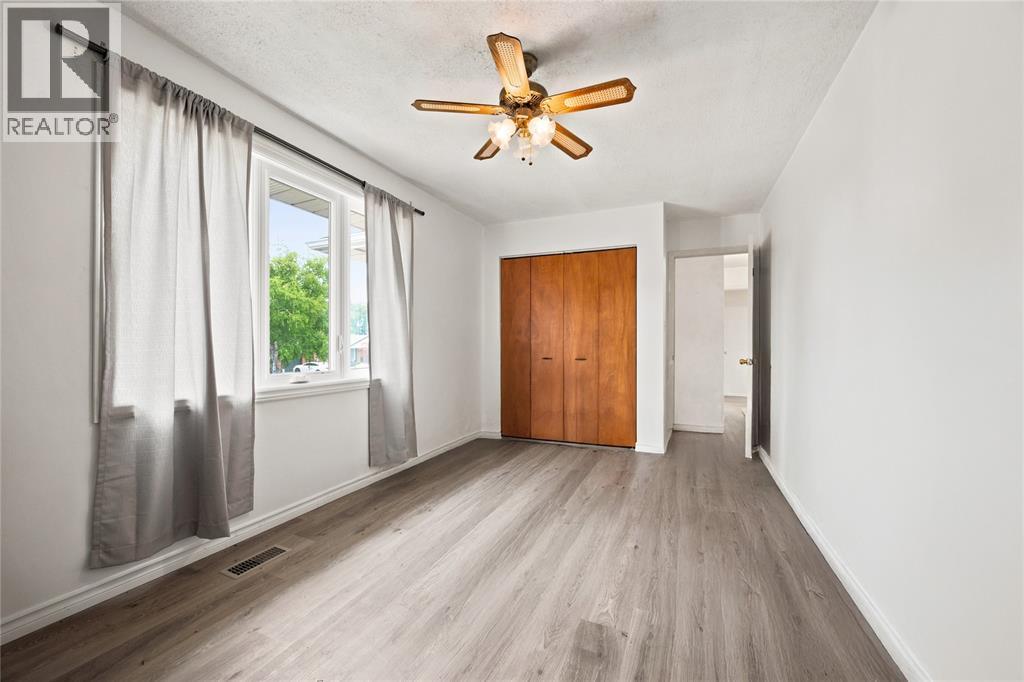 106 HASTINGS CRESCENT Sarnia Ontario Canada N7S5K5 3