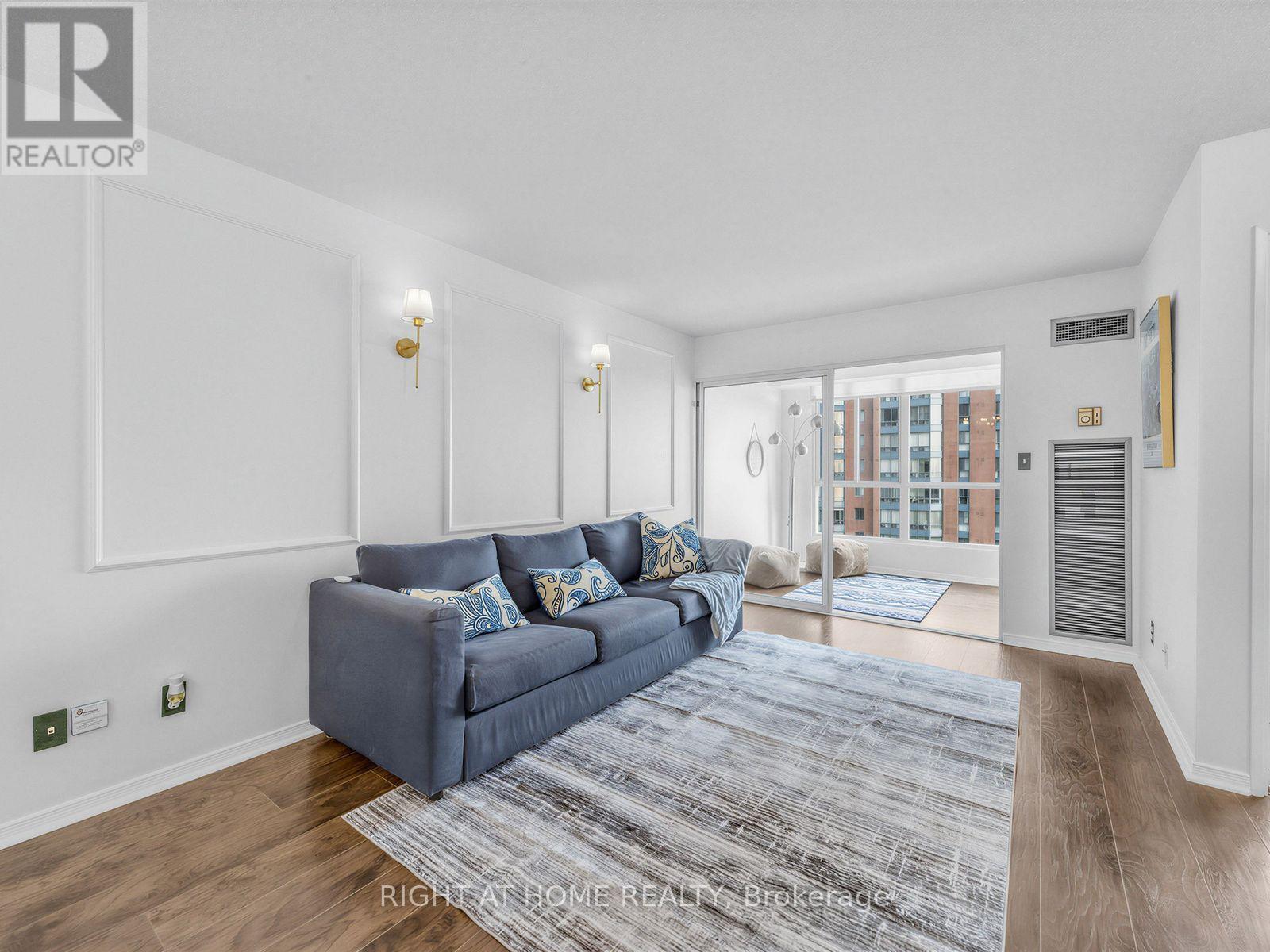 1108 - 145 Hillcrest Avenue, Mississauga, Ontario  L5B 3Z1 - Photo 3 - W13875178