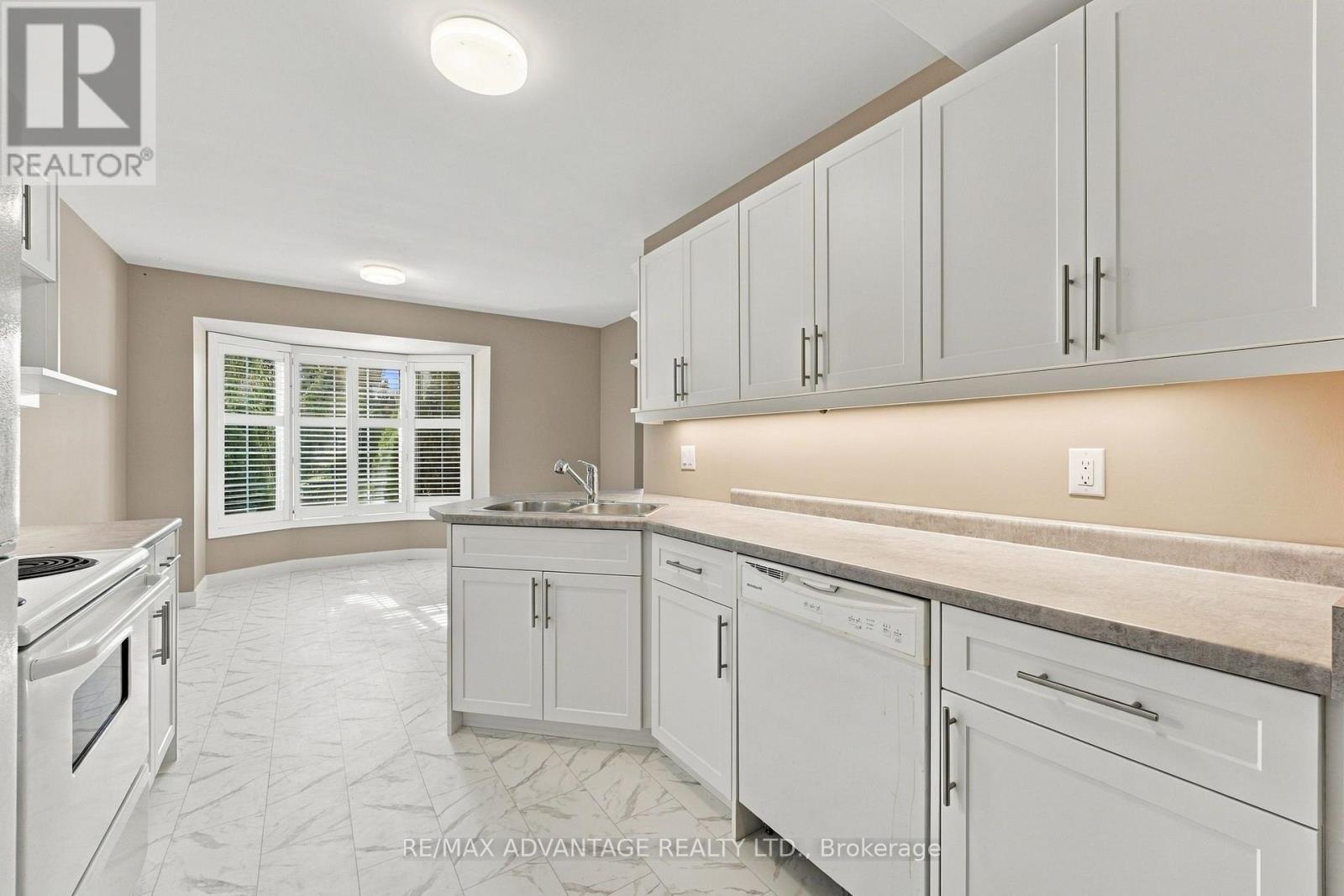7 - 122 Sherwood Forest Square, London North, Ontario  N6G 5G8 - Photo 10 - X13875288
