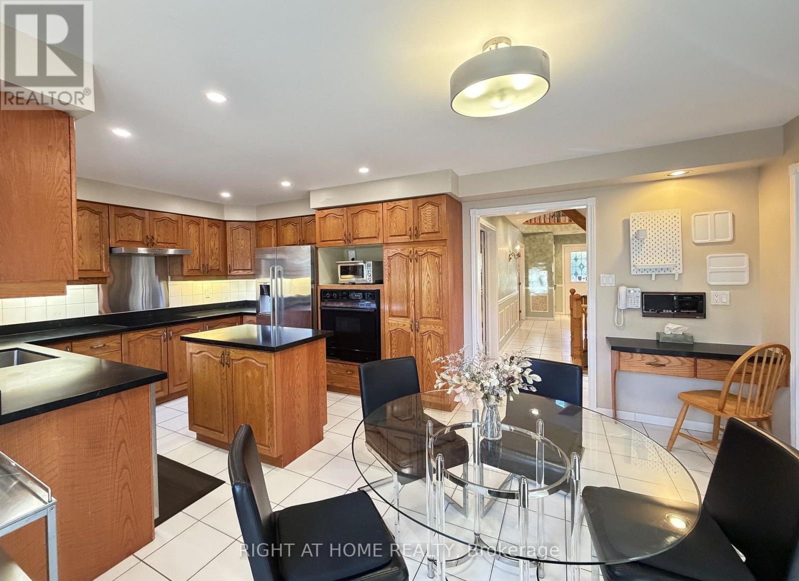 17 Piccadilly Road, Richmond Hill, Ontario  L4B 1S5 - Photo 9 - N13842190