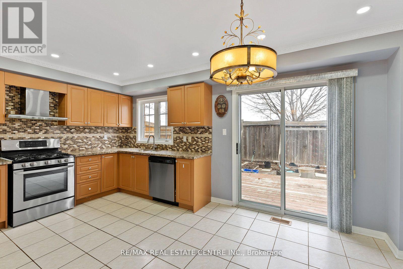 Upper - 5382 Longhouse Crescent, Mississauga, Ontario  L5R 4A5 - Photo 10 - W13875278