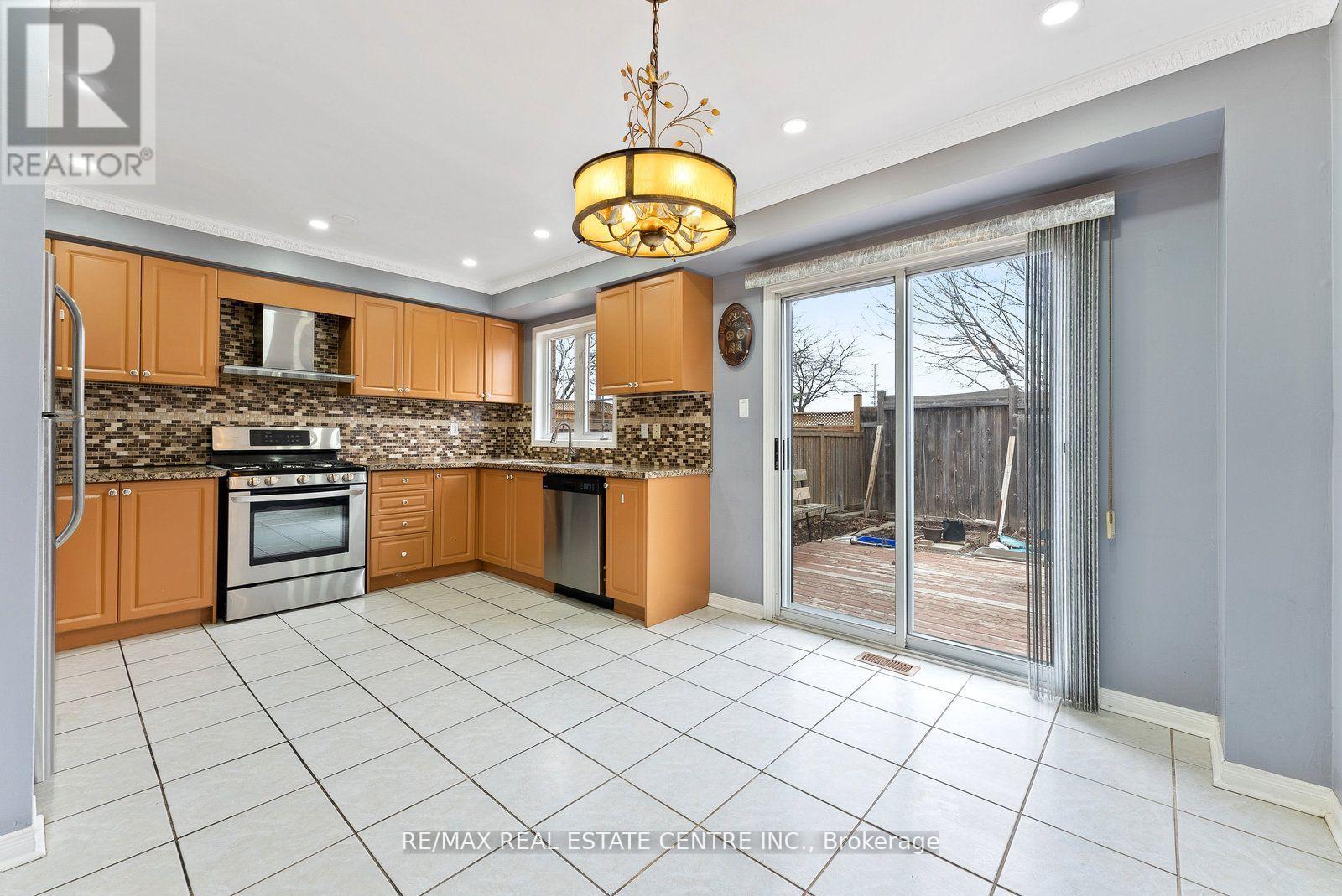 Upper - 5382 Longhouse Crescent, Mississauga, Ontario  L5R 4A5 - Photo 11 - W13875278