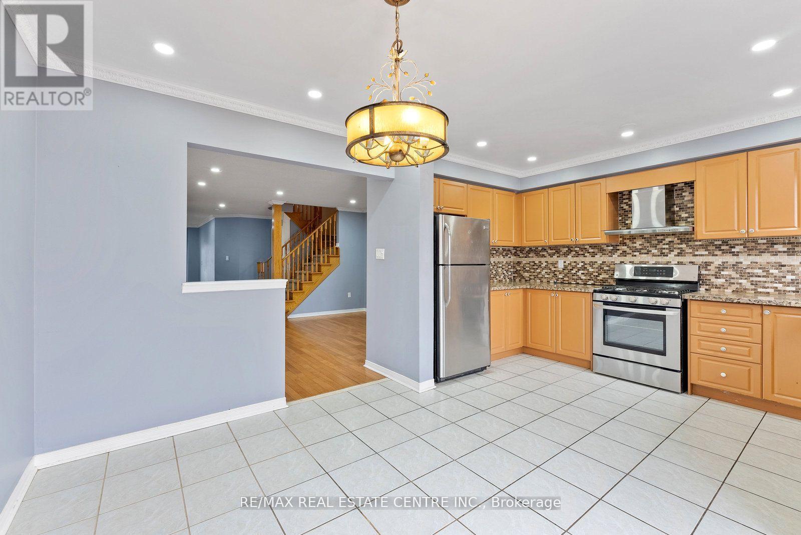 Upper - 5382 Longhouse Crescent, Mississauga, Ontario  L5R 4A5 - Photo 12 - W13875278