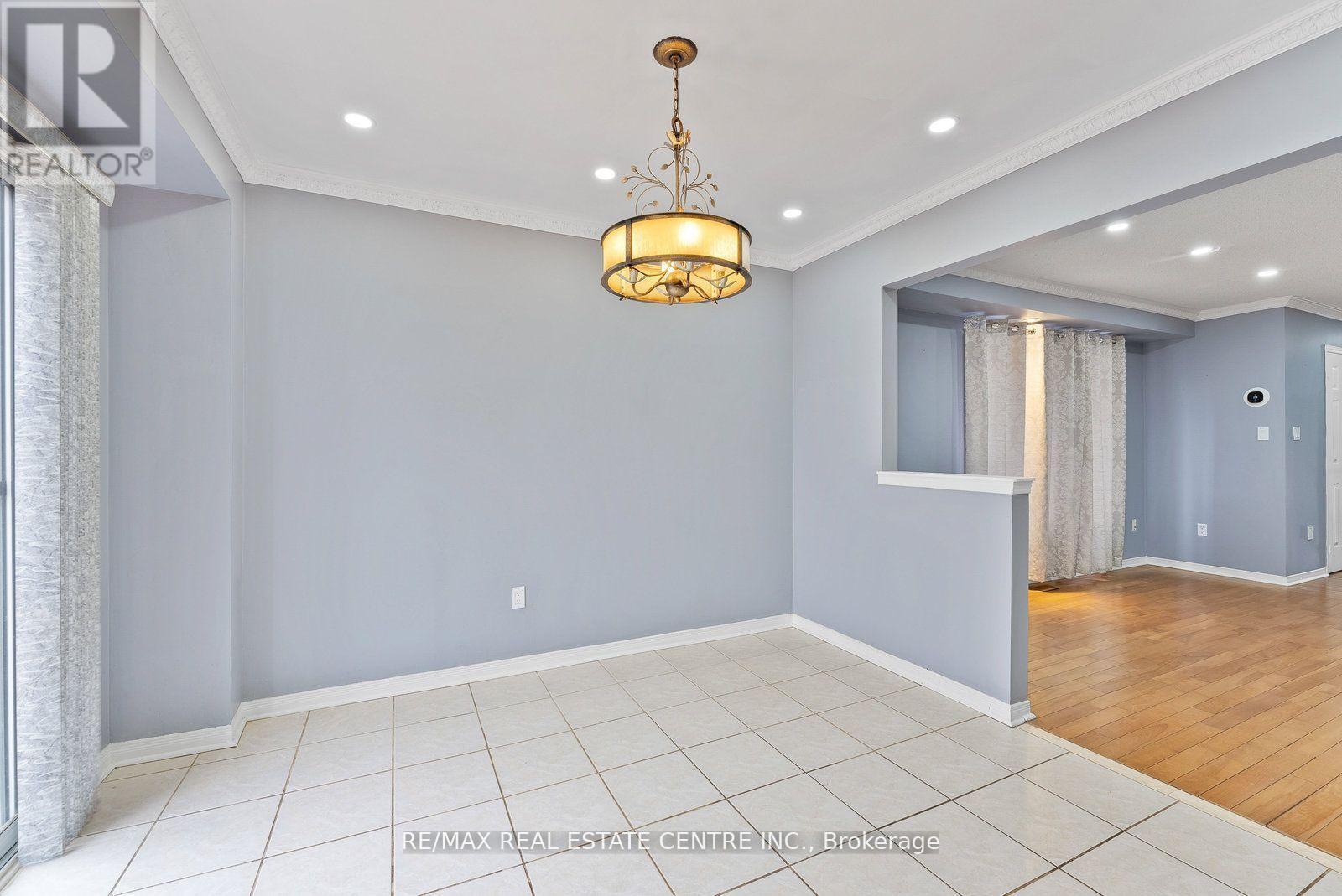 Upper - 5382 Longhouse Crescent, Mississauga, Ontario  L5R 4A5 - Photo 13 - W13875278