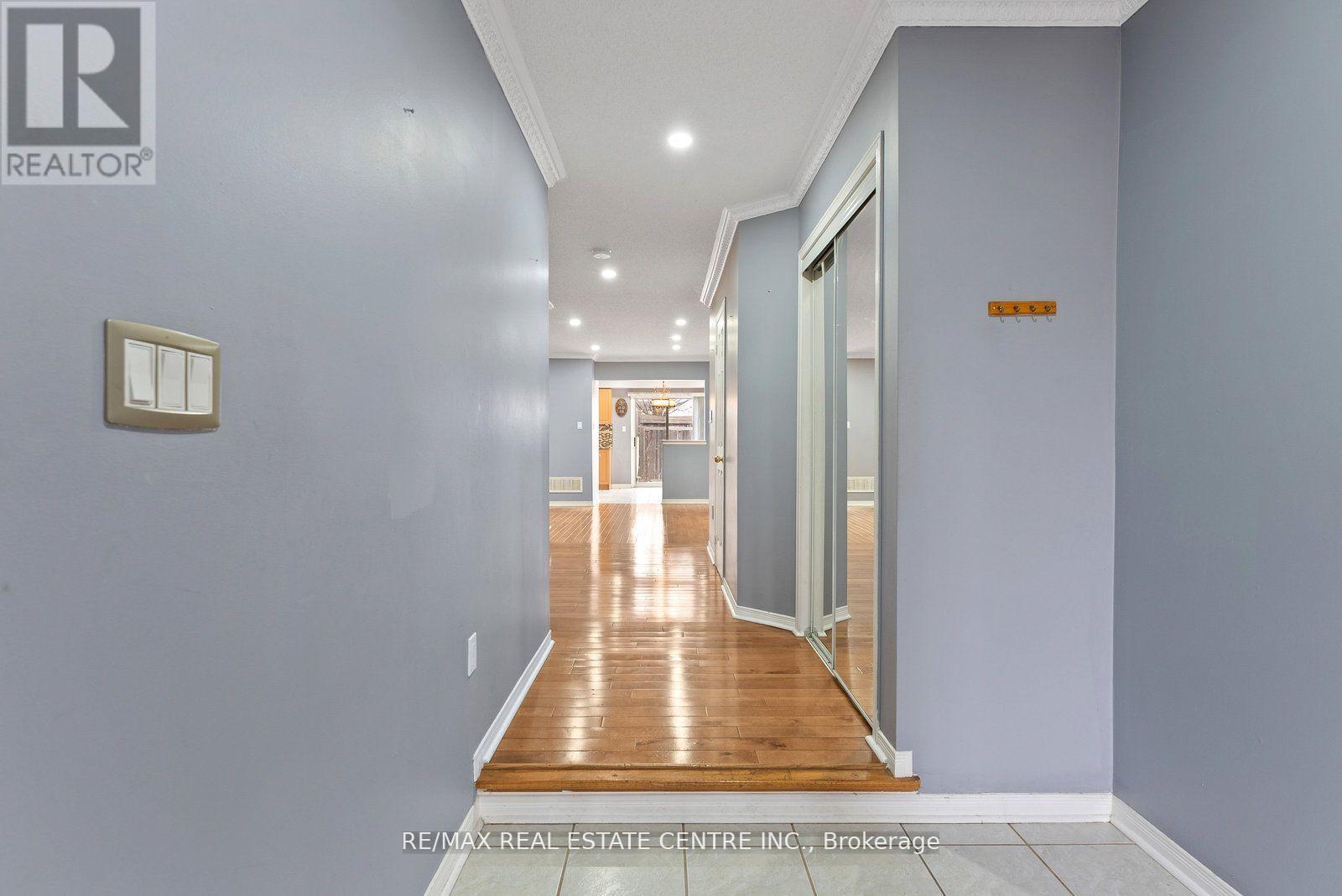 Upper - 5382 Longhouse Crescent, Mississauga, Ontario  L5R 4A5 - Photo 3 - W13875278