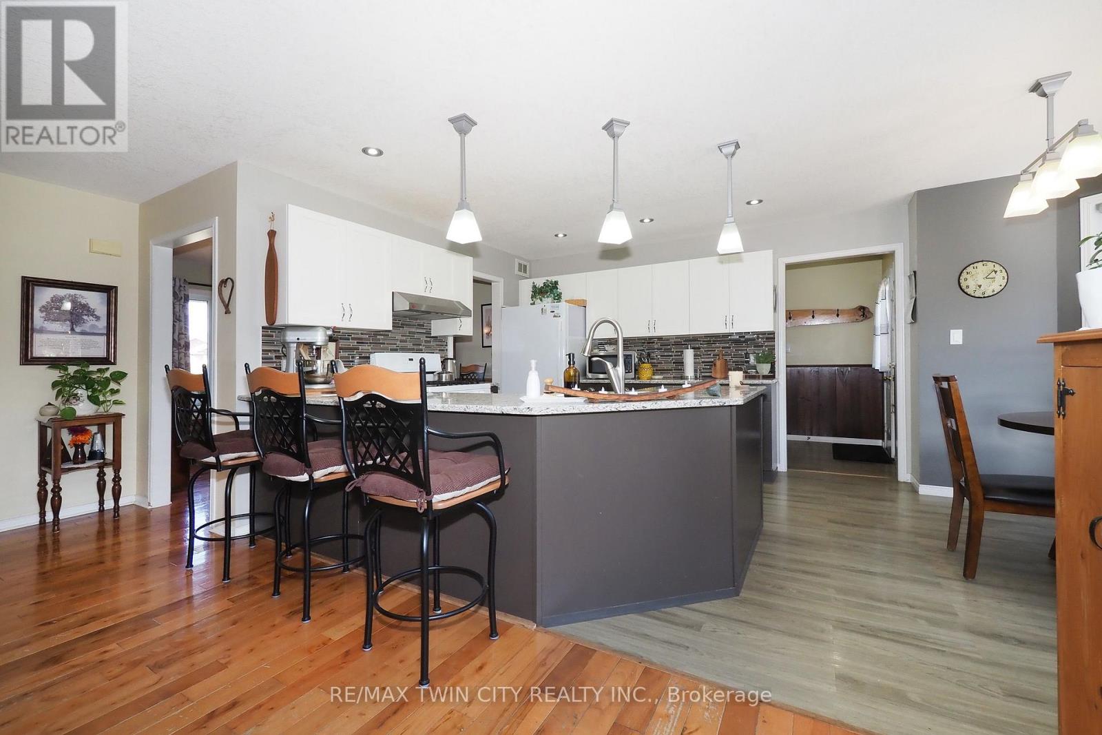 30 Nesbitt Street, Mapleton, Ontario  N0B 1A0 - Photo 12 - X13875388