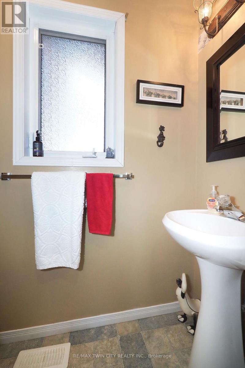 30 Nesbitt Street, Mapleton, Ontario  N0B 1A0 - Photo 28 - X13875388