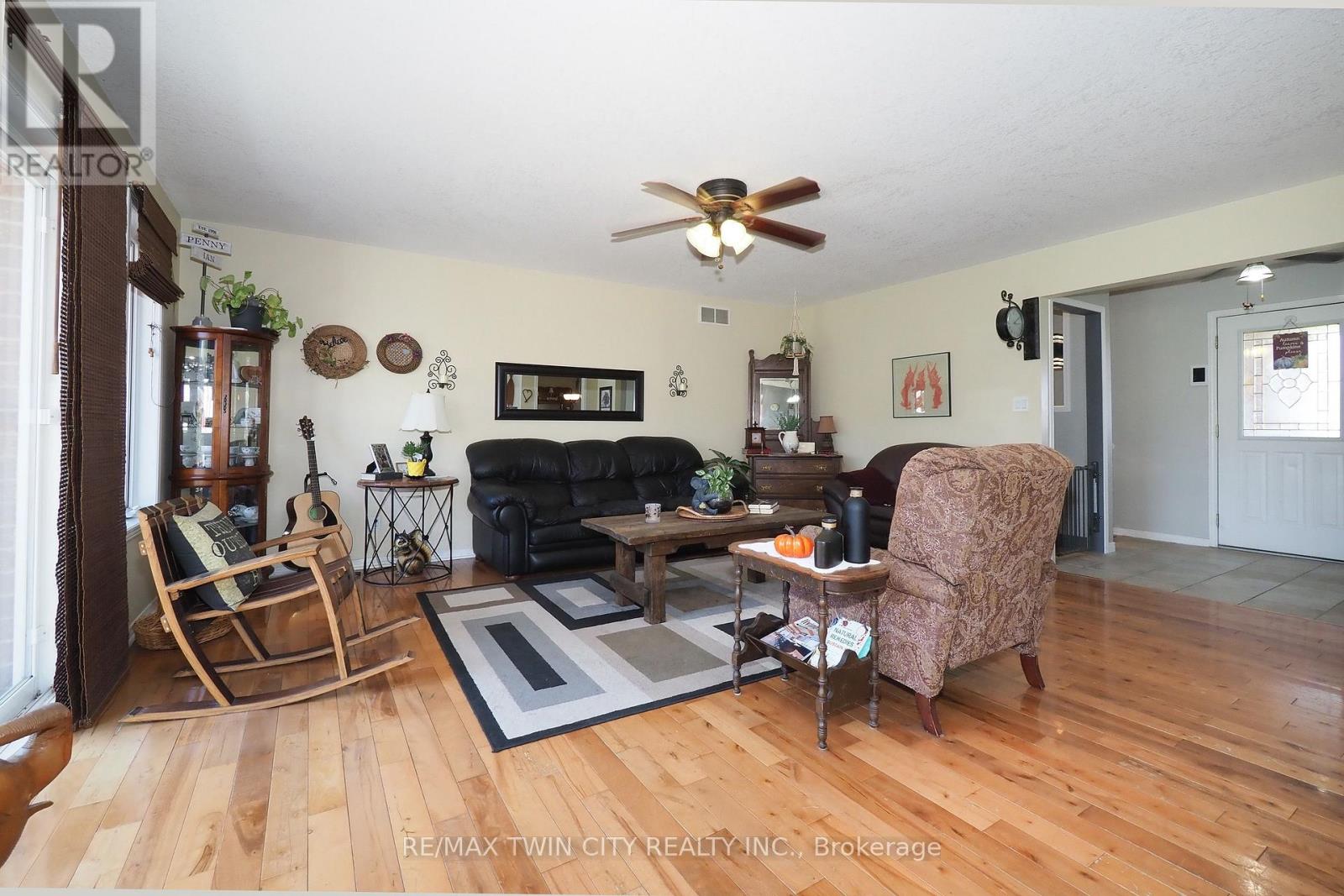 30 Nesbitt Street, Mapleton, Ontario  N0B 1A0 - Photo 8 - X13875388