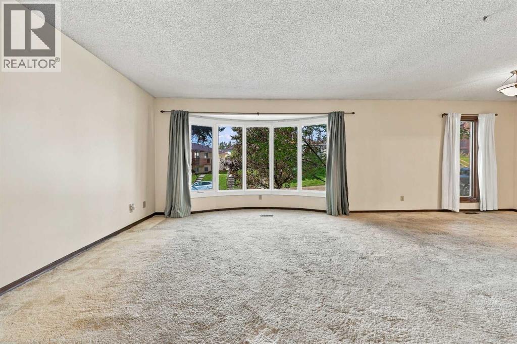 14 Dalhousie Crescent NW, Calgary, Alberta  T3A 2H8 - Photo 4 - A2335387