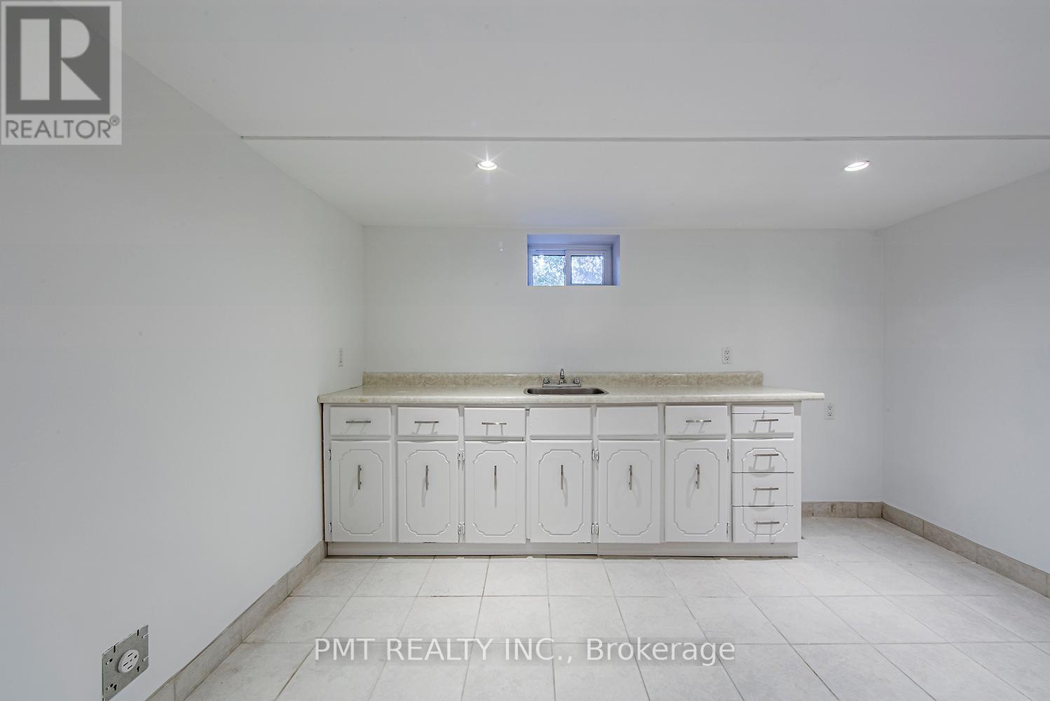 Bsmt - 39 Windermere Avenue, Toronto, Ontario  M6S 3J3 - Photo 17 - W13773408
