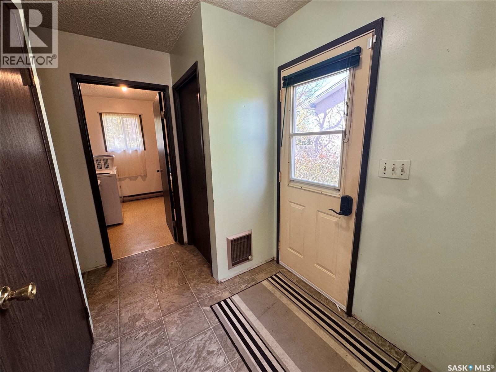 202 4th Avenue, Landis, Saskatchewan  S0K 2K0 - Photo 2 - SK050663