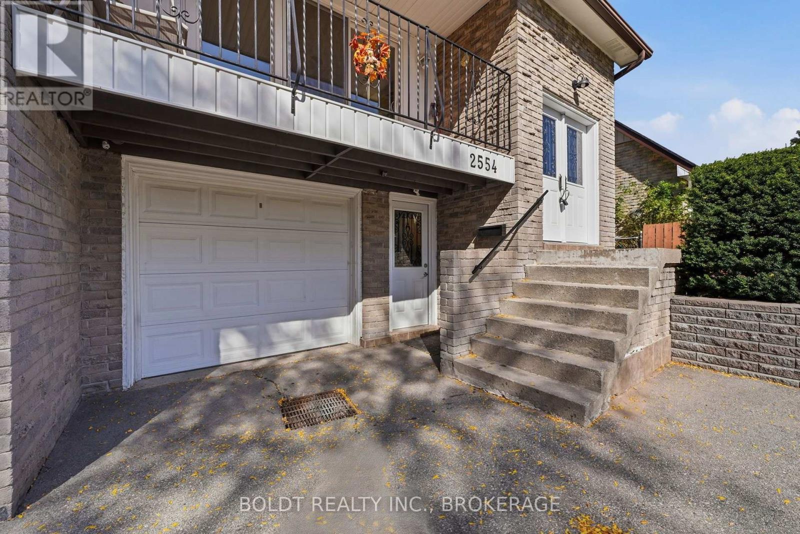 2554 Cobbinshaw Circle, Mississauga, Ontario  L5N 2G3 - Photo 4 - W13875670