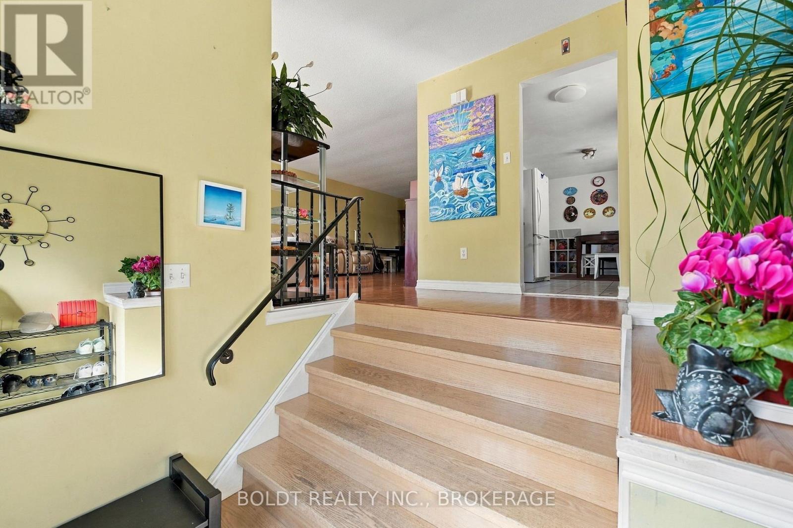 2554 Cobbinshaw Circle, Mississauga, Ontario  L5N 2G3 - Photo 6 - W13875670
