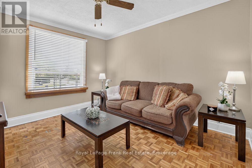 72 Twenty Second Street, Toronto, Ontario  M8V 3M4 - Photo 4 - W13875600