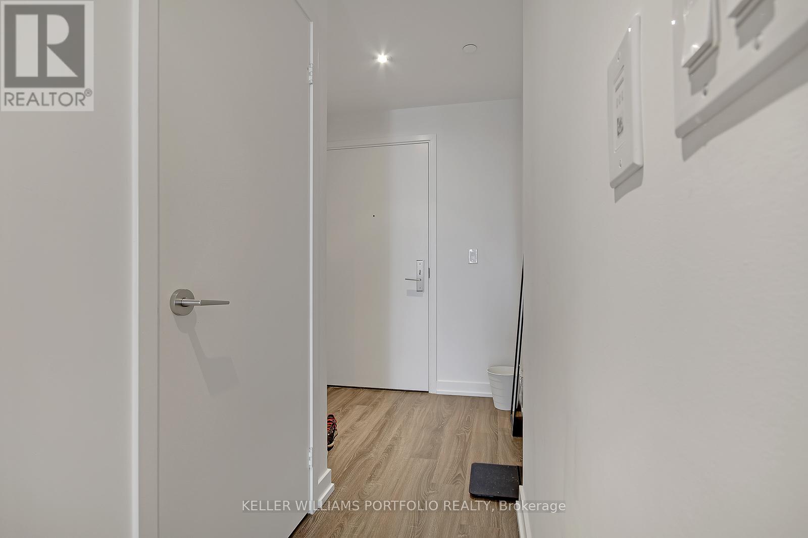 618 - 20 Edward Street, Toronto, Ontario  M5G 0C5 - Photo 3 - C13875586