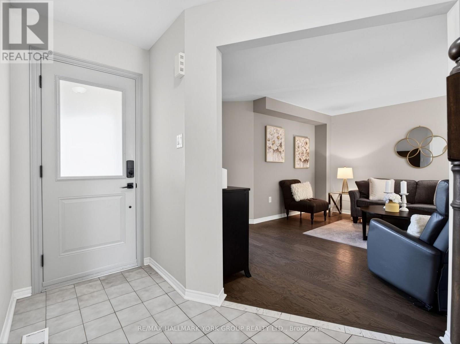 32 - 315 Wilkes Court, Aurora, Ontario  L4G 6G7 - Photo 4 - N13875582