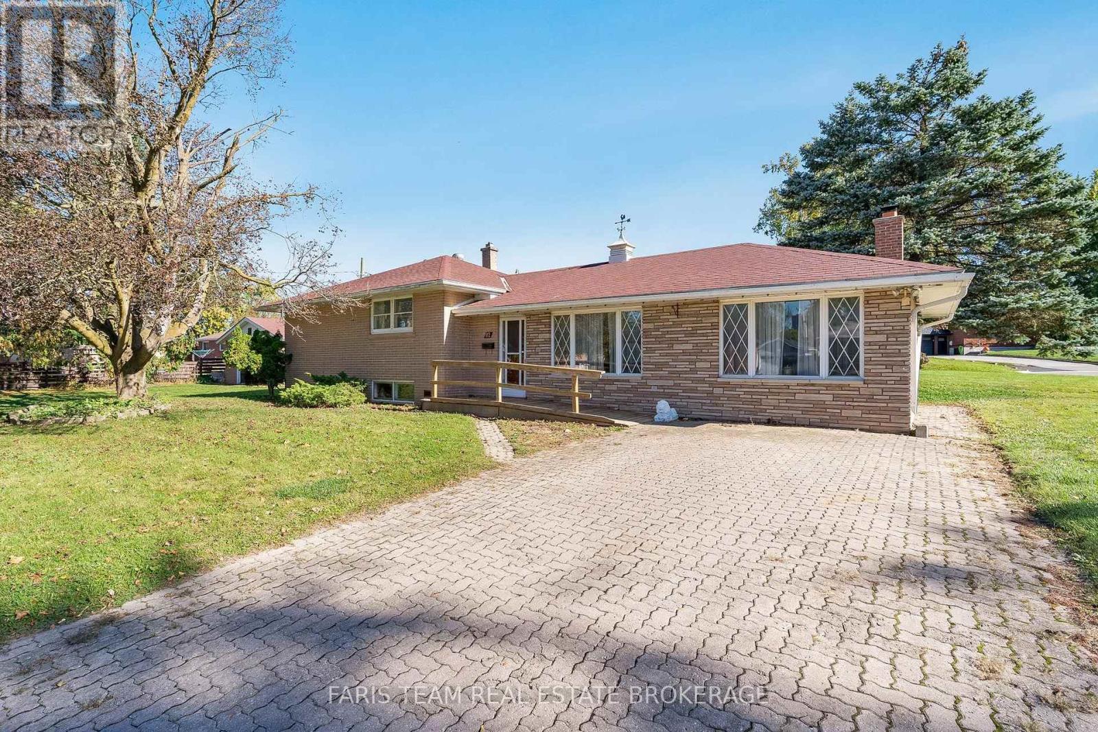82 Oakley Park Square, Barrie, Ontario  L4M 2K1 - Photo 1 - S13875528