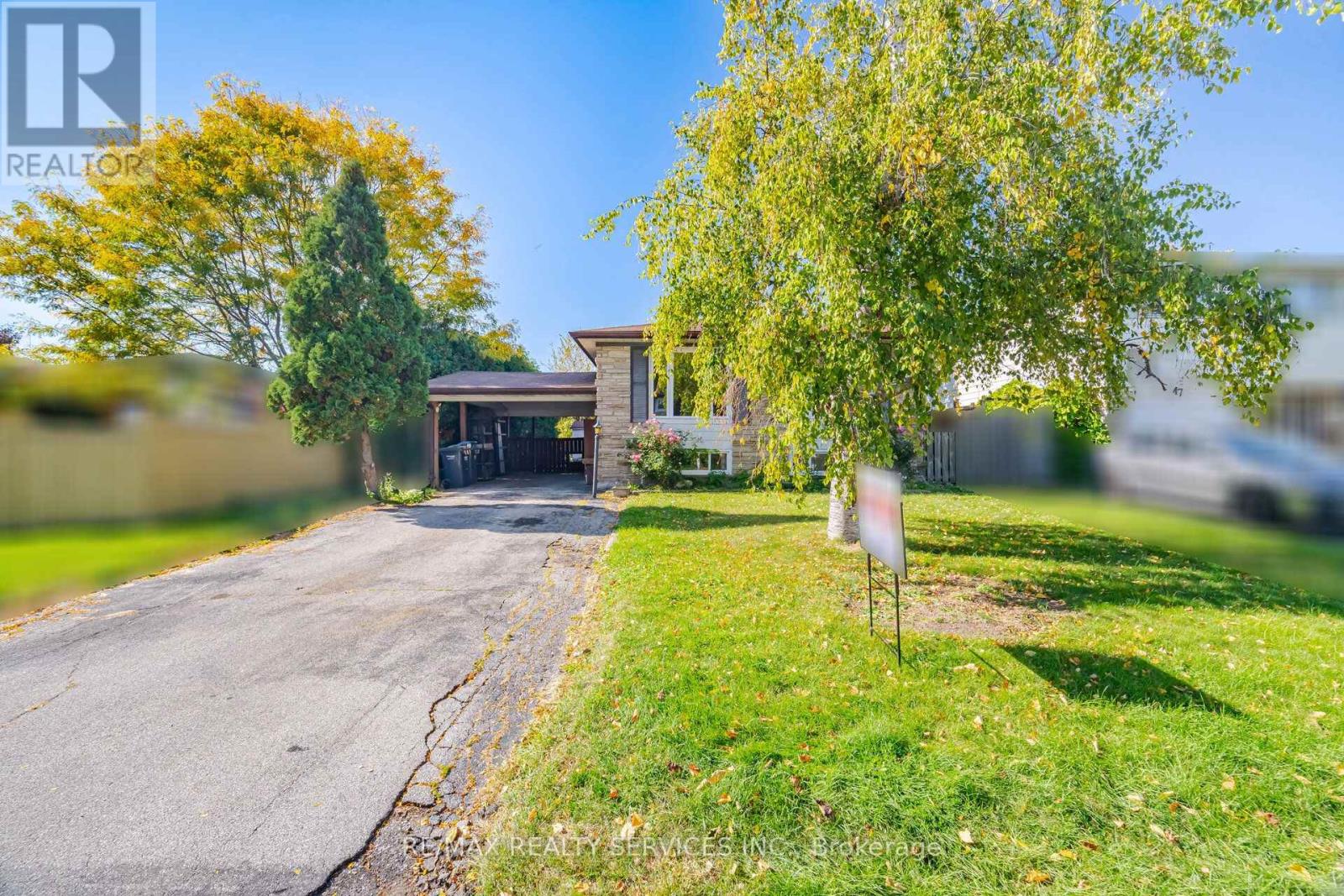 49 Ferndale Crescent, Brampton, Ontario  L6W 1G1 - Photo 2 - W13875498