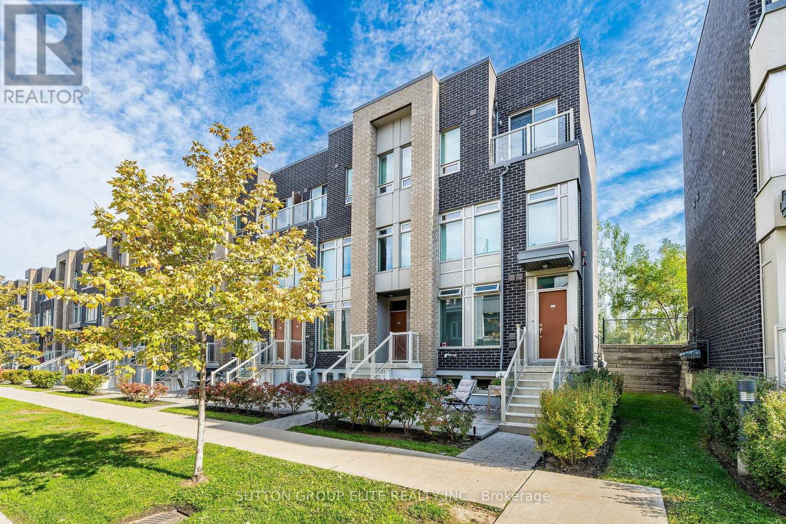245 - 19 APPLEWOOD LANE, Toronto, Ontario