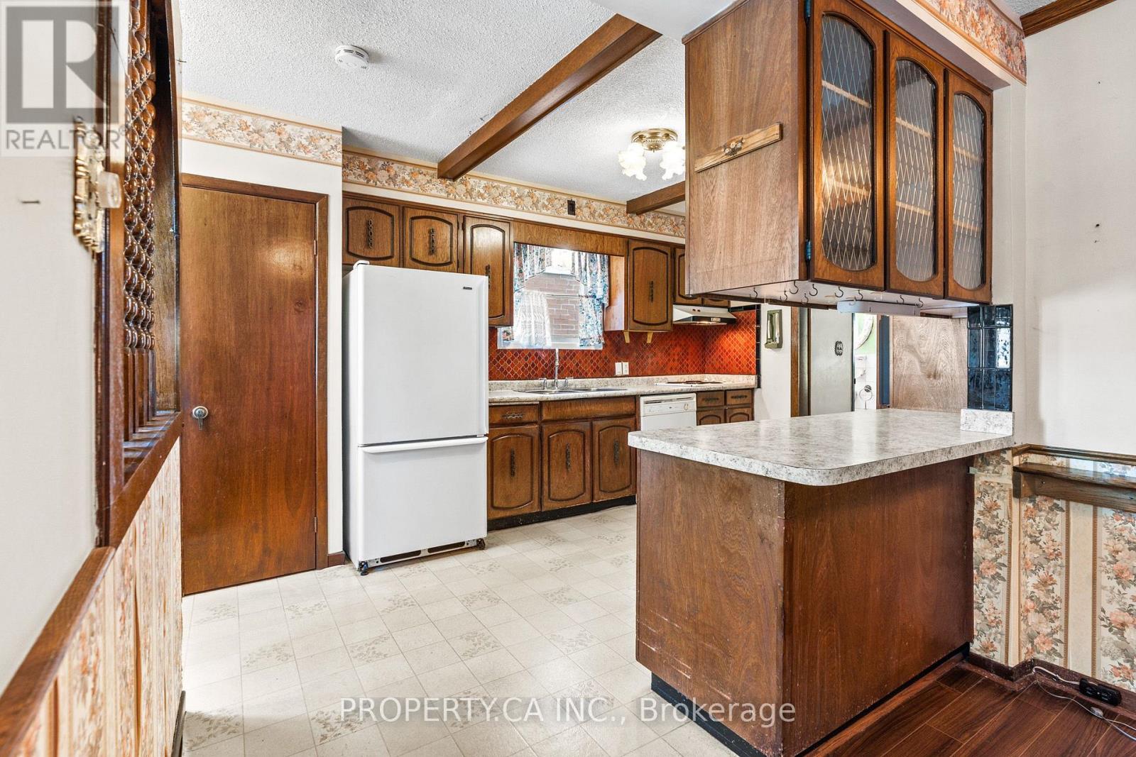 16 Warren Crescent, Toronto, Ontario  M6S 4S2 - Photo 11 - W13875690