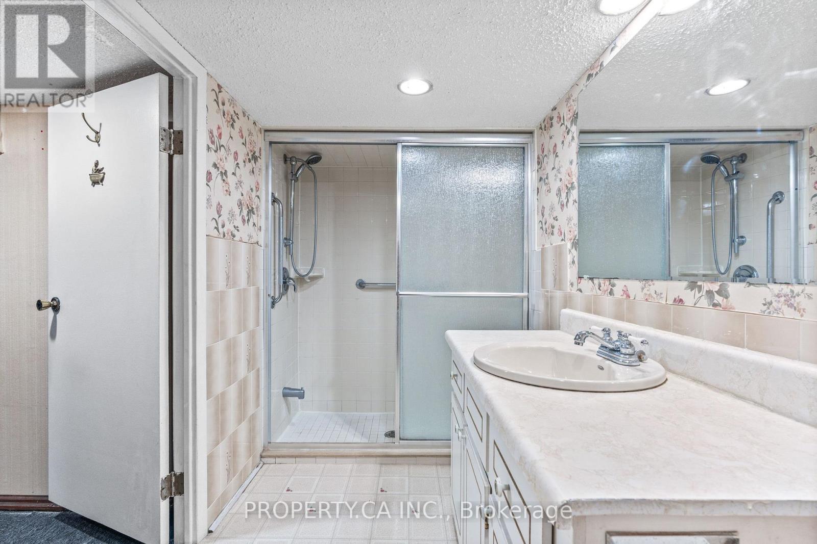 16 Warren Crescent, Toronto, Ontario  M6S 4S2 - Photo 29 - W13875690