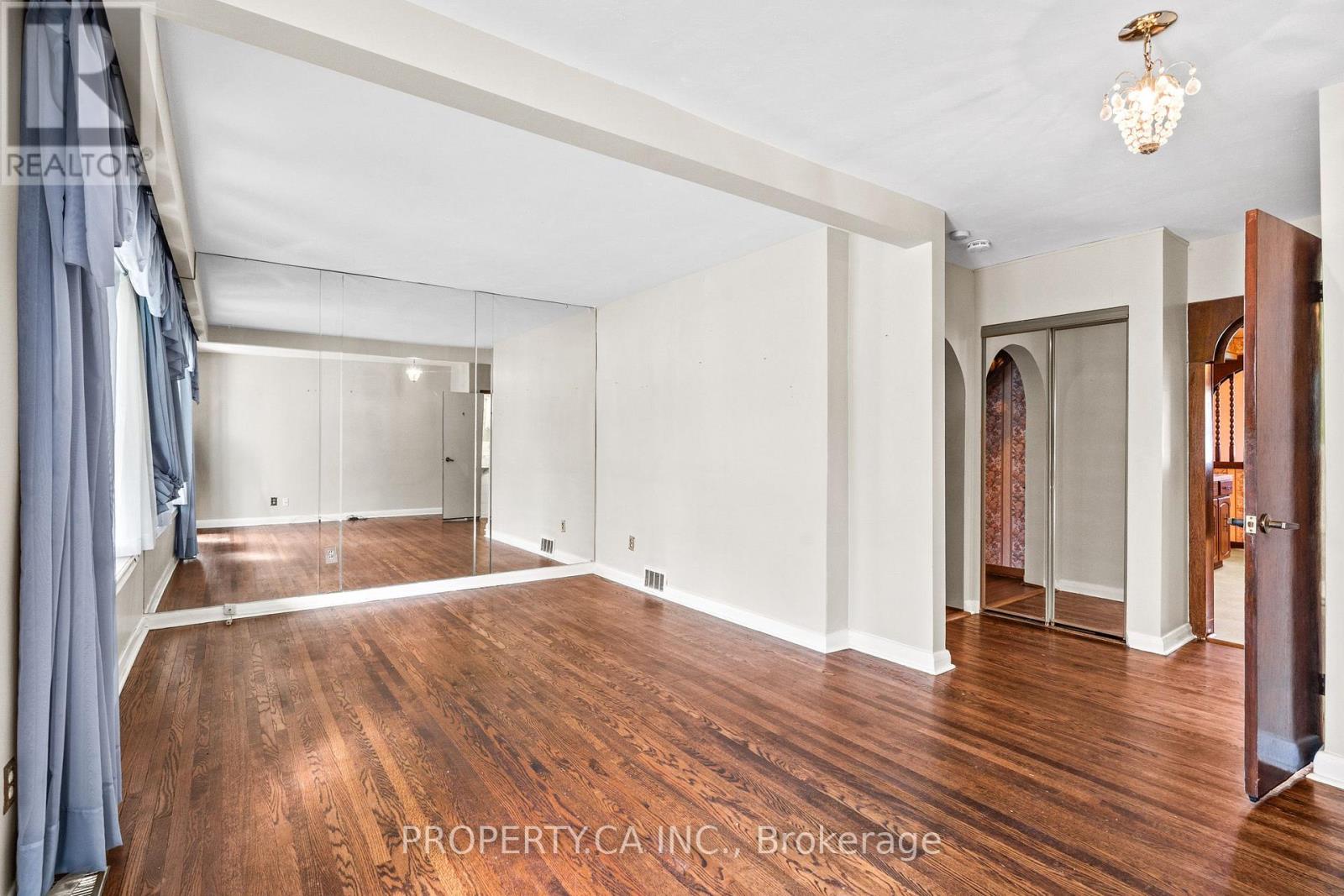16 Warren Crescent, Toronto, Ontario  M6S 4S2 - Photo 3 - W13875690