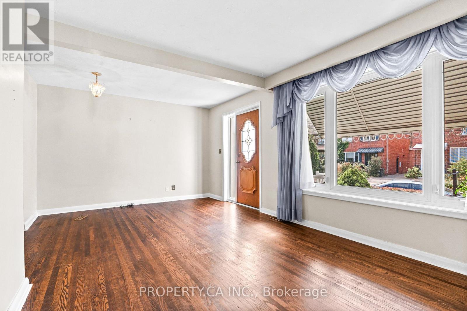16 Warren Crescent, Toronto, Ontario  M6S 4S2 - Photo 5 - W13875690