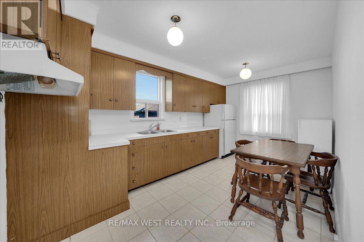 198 Rustic Road, Toronto, Ontario  M6L 1W4 - Photo 11 - W13875774