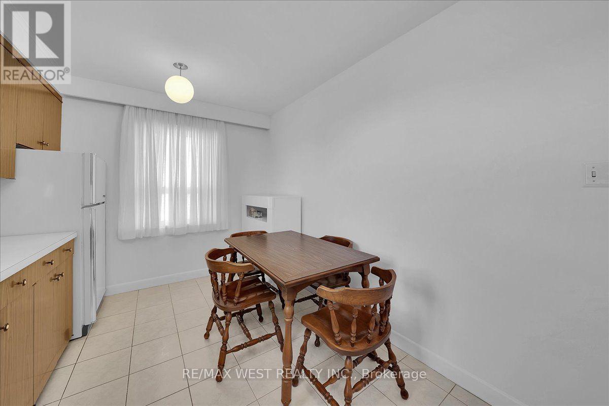 198 Rustic Road, Toronto, Ontario  M6L 1W4 - Photo 13 - W13875774