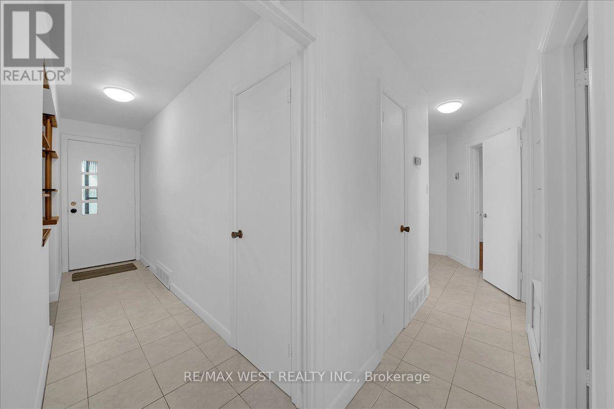 198 Rustic Road, Toronto, Ontario  M6L 1W4 - Photo 15 - W13875774