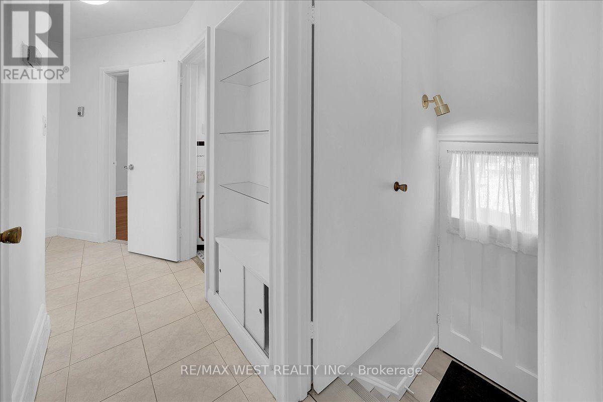 198 Rustic Road, Toronto, Ontario  M6L 1W4 - Photo 16 - W13875774