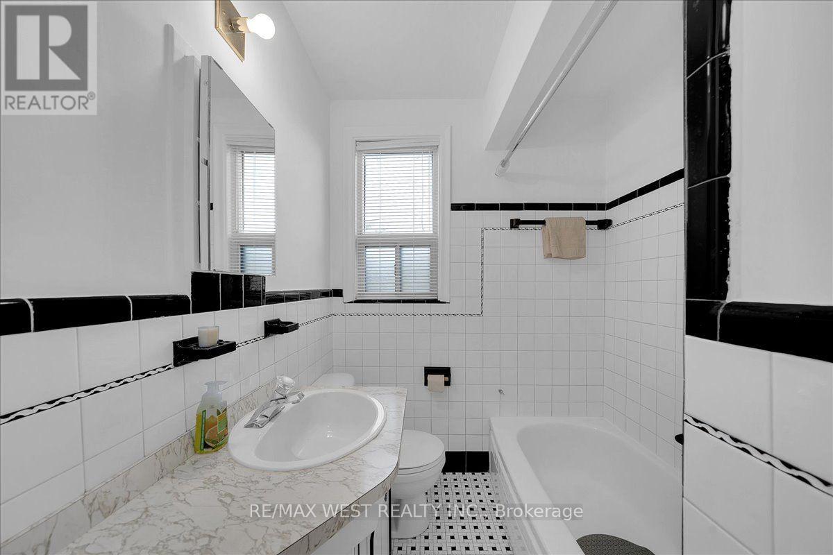 198 Rustic Road, Toronto, Ontario  M6L 1W4 - Photo 18 - W13875774
