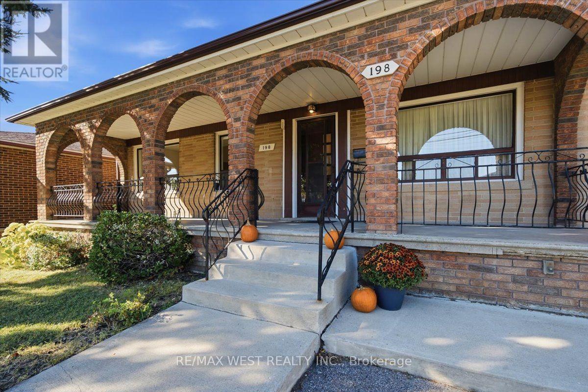 198 Rustic Road, Toronto, Ontario  M6L 1W4 - Photo 5 - W13875774