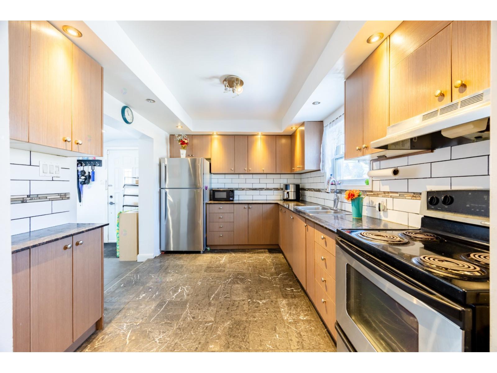 536 Rue St-Luc Laval (Laval-des-Rapides) Quebec Canada H7N4Y3 5
