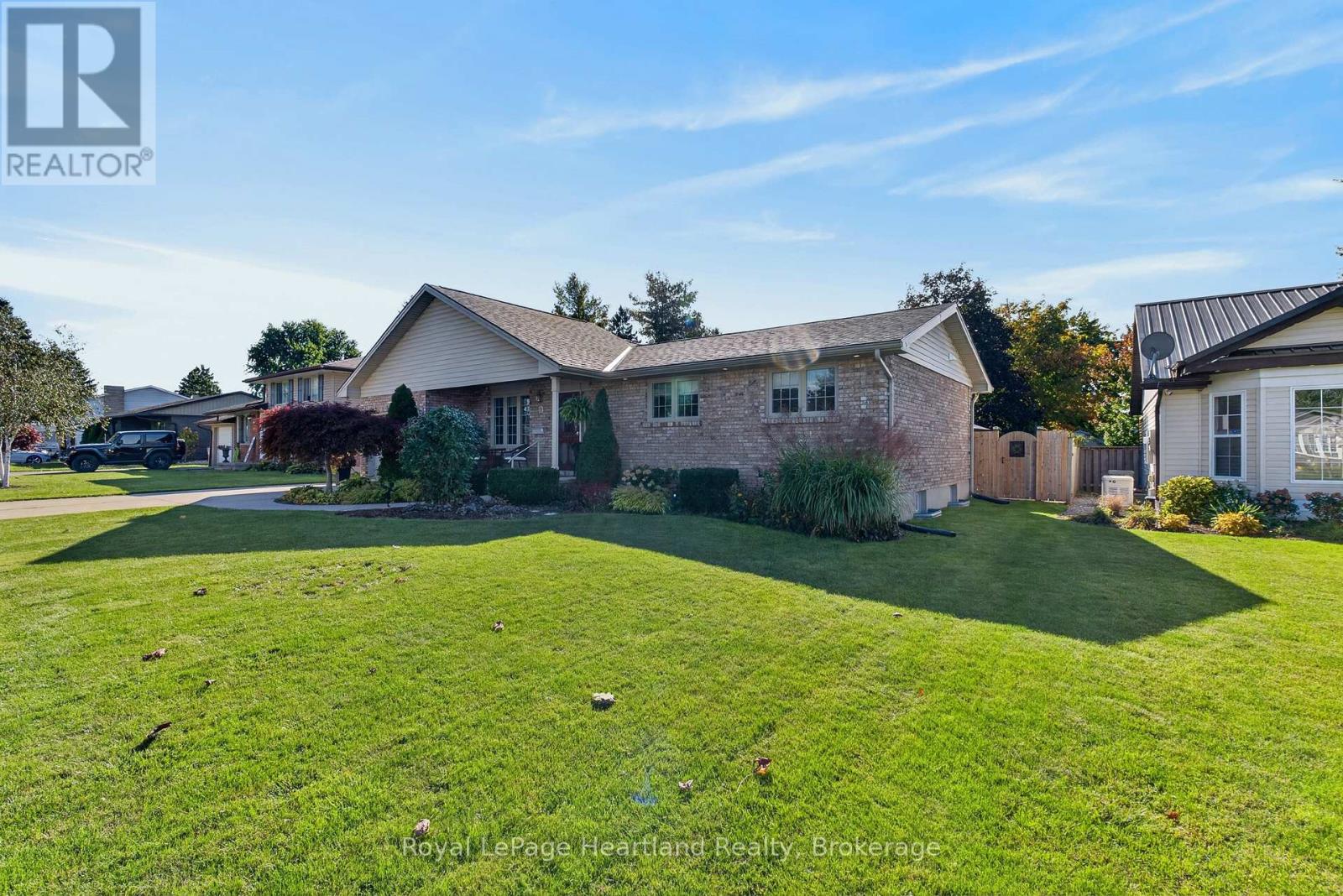 9 Sherwood Crescent, South Huron, Ontario  N0M 1S1 - Photo 2 - X13876240