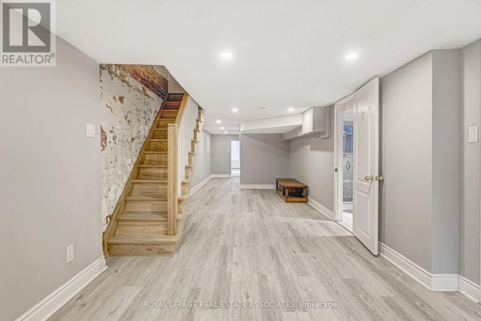 3 - 274 OSSINGTON AVENUE