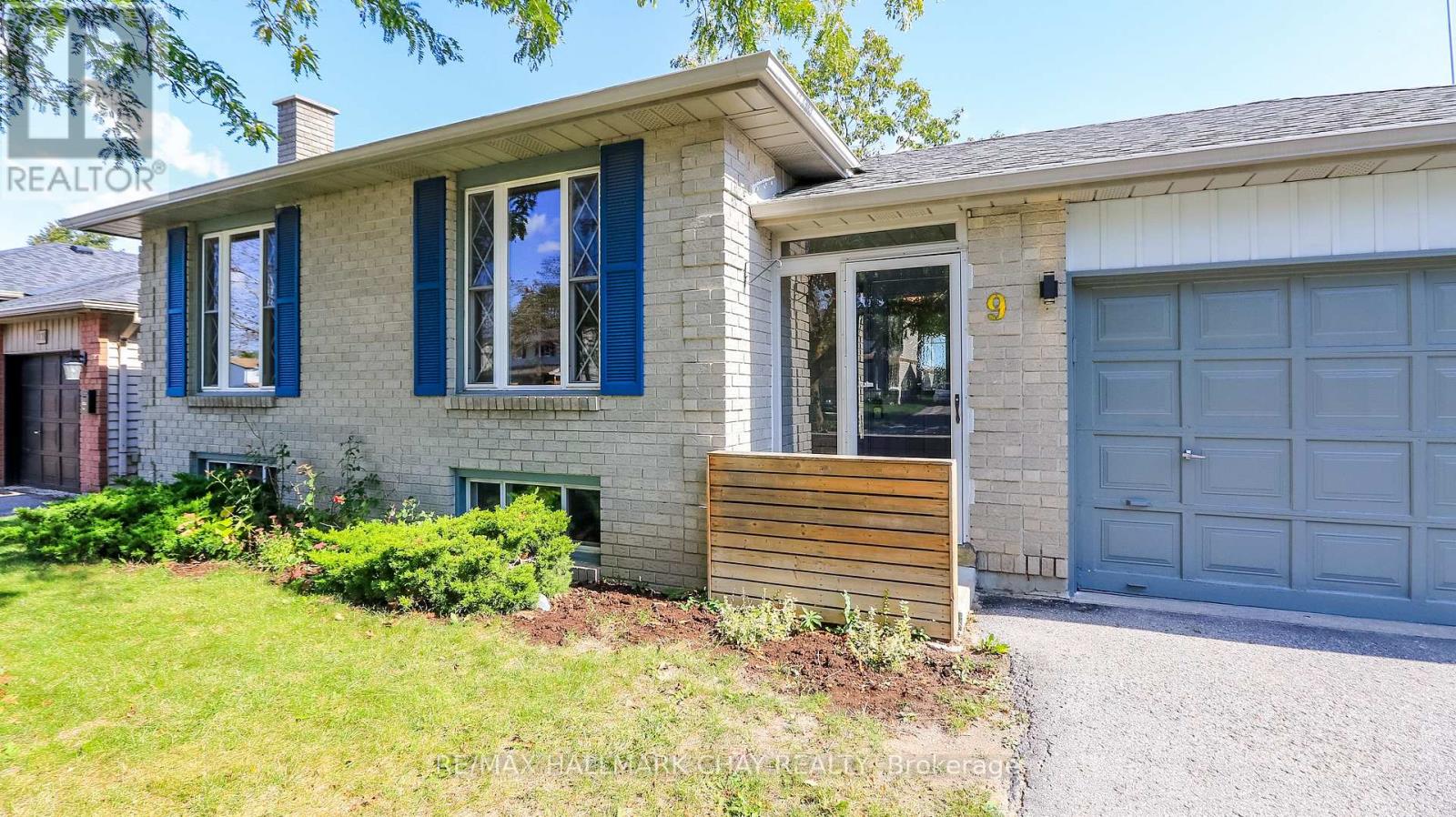 9 Bronte Crescent, Barrie, Ontario  L4N 5B8 - Photo 3 - S13875978