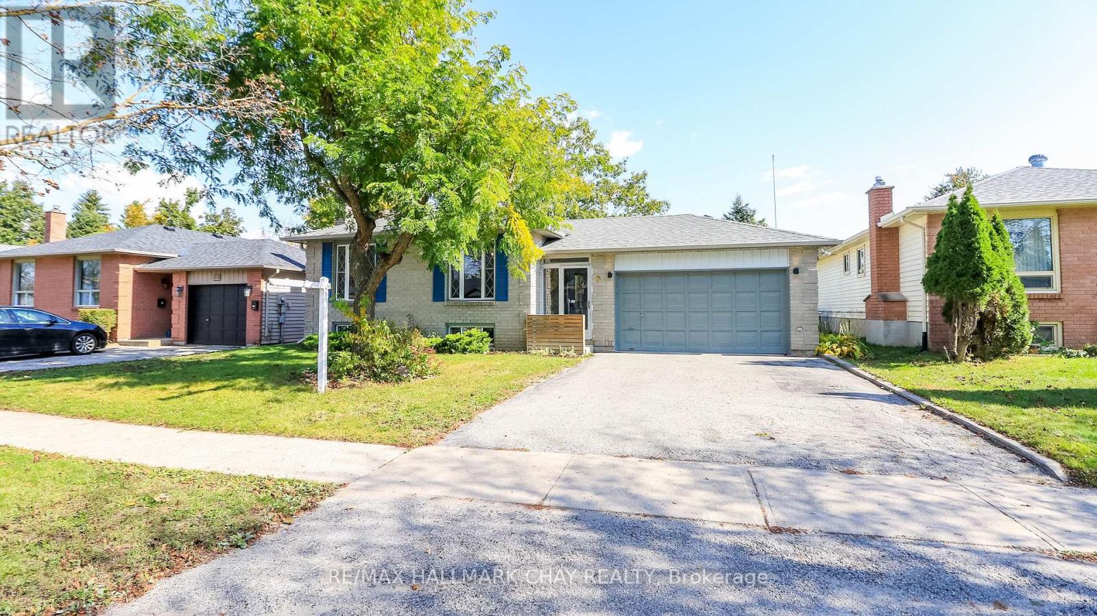 9 Bronte Crescent, Barrie, Ontario  L4N 5B8 - Photo 4 - S13875978