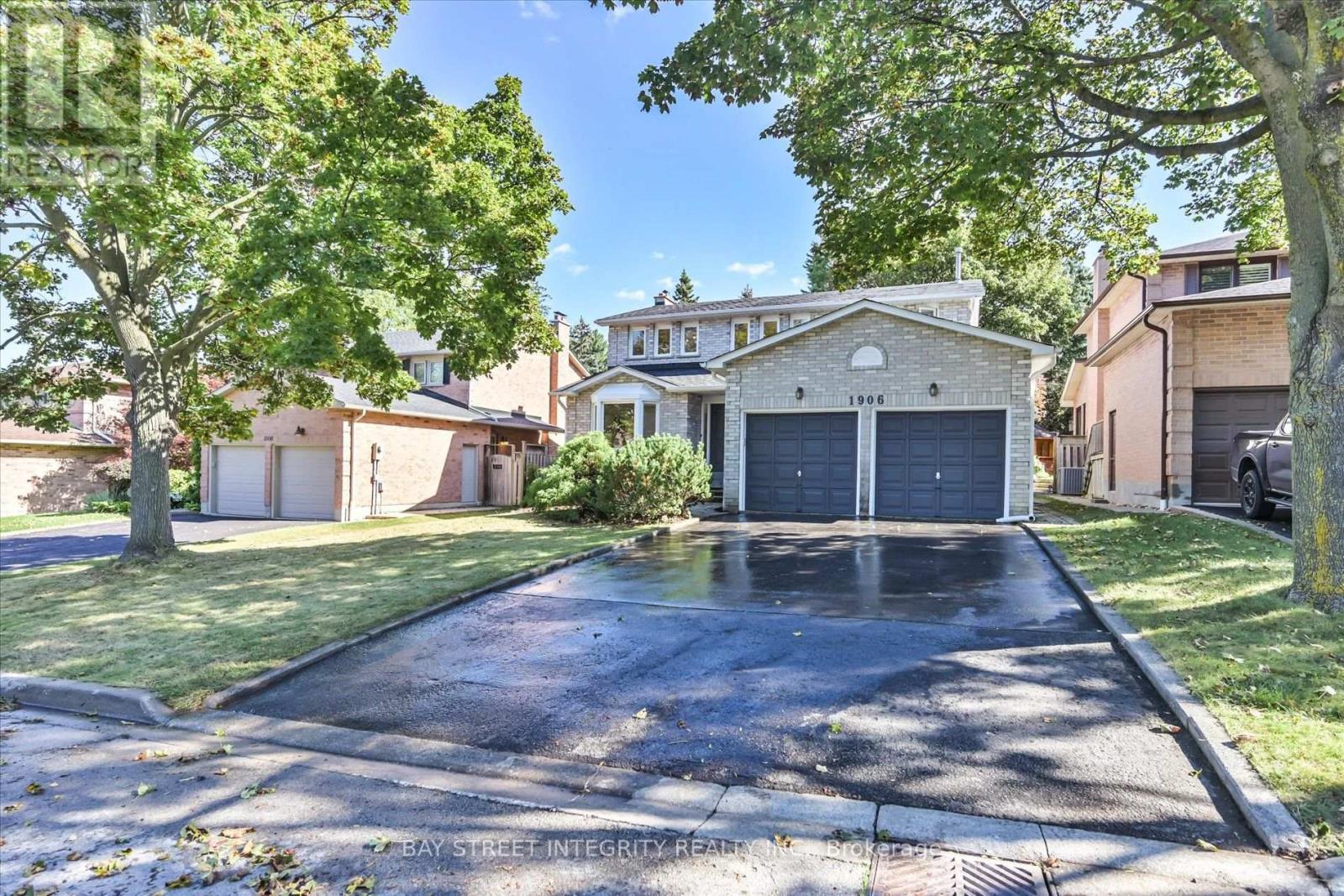 1906 Stoneybrook Court, Mississauga, Ontario  L5L 3W2 - Photo 2 - W13876276
