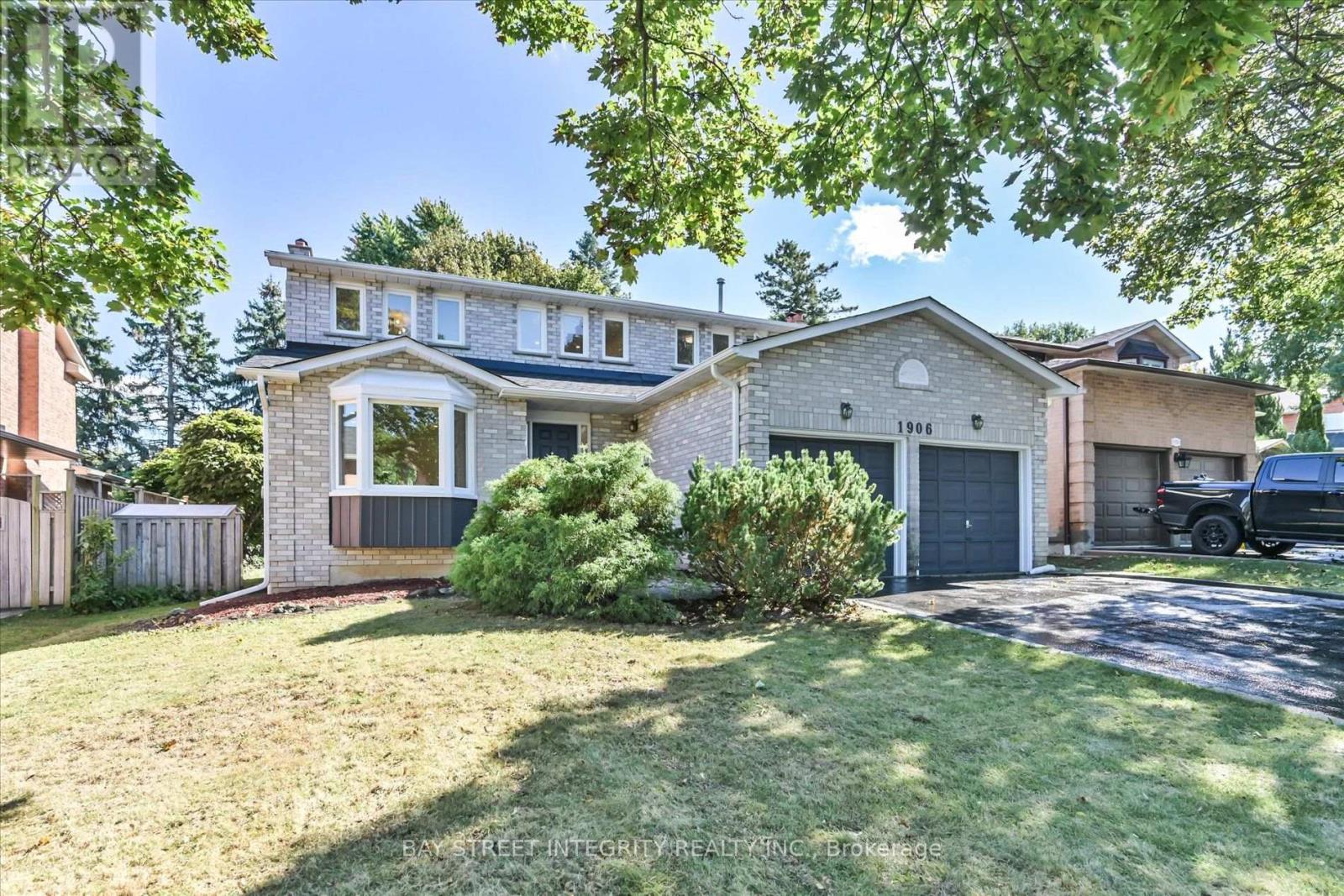 1906 Stoneybrook Court, Mississauga, Ontario  L5L 3W2 - Photo 3 - W13876276