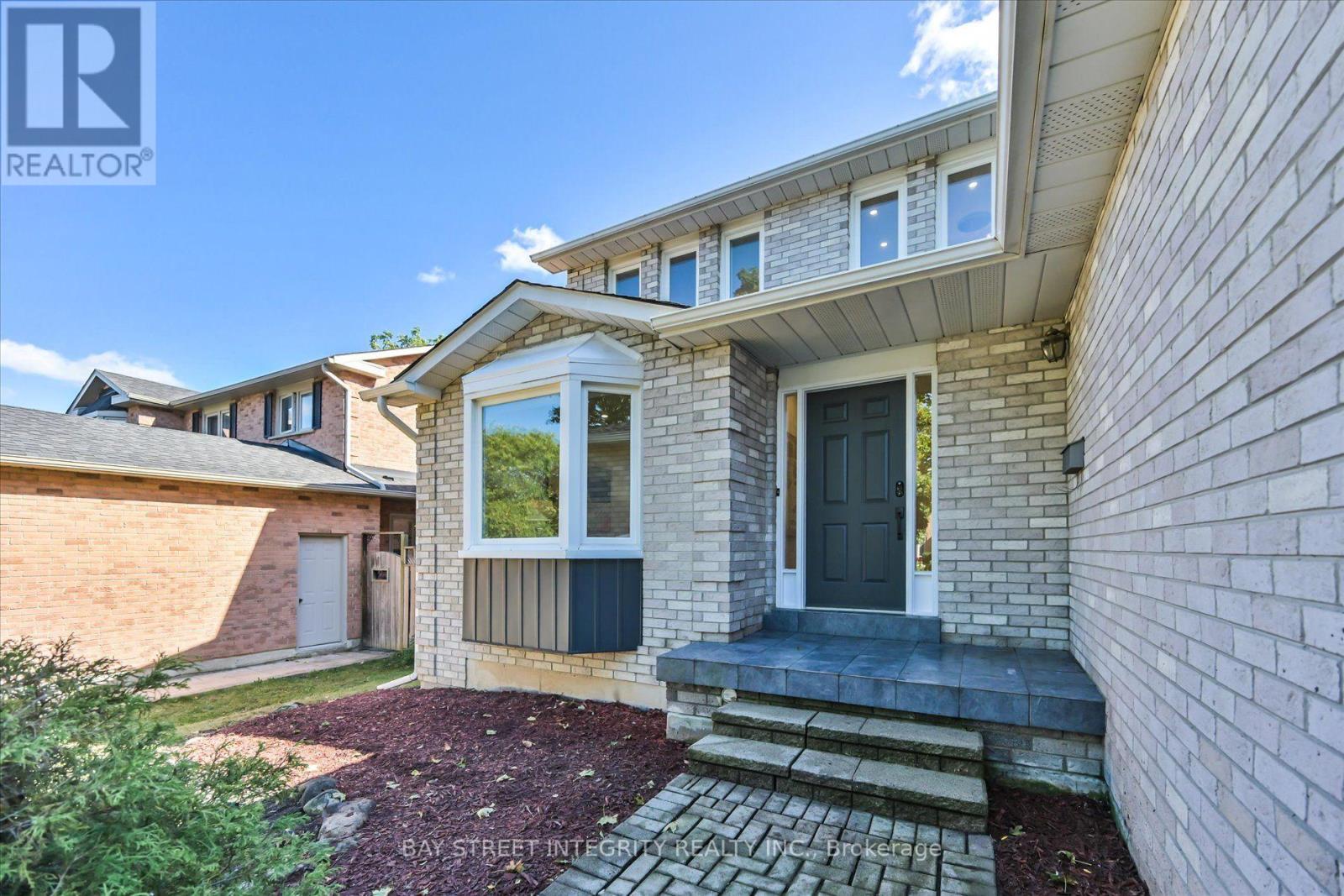 1906 Stoneybrook Court, Mississauga, Ontario  L5L 3W2 - Photo 4 - W13876276