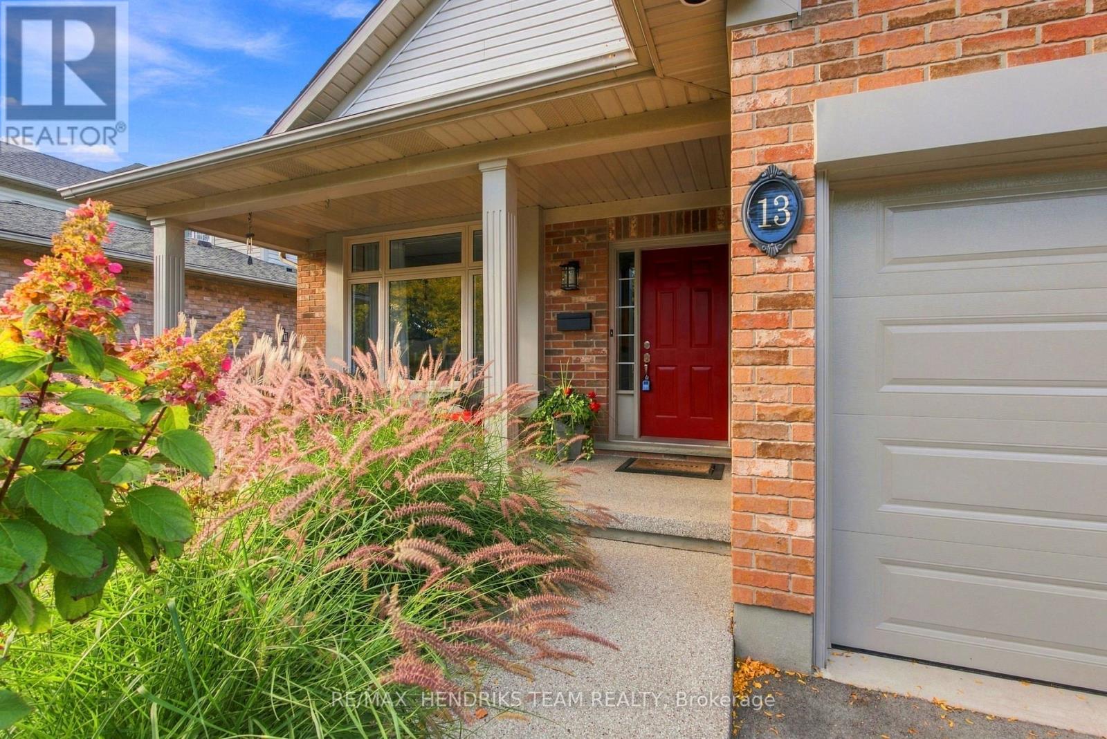 13 Timber Lane, St. Catharines, Ontario  L2N 7R7 - Photo 2 - X13863210