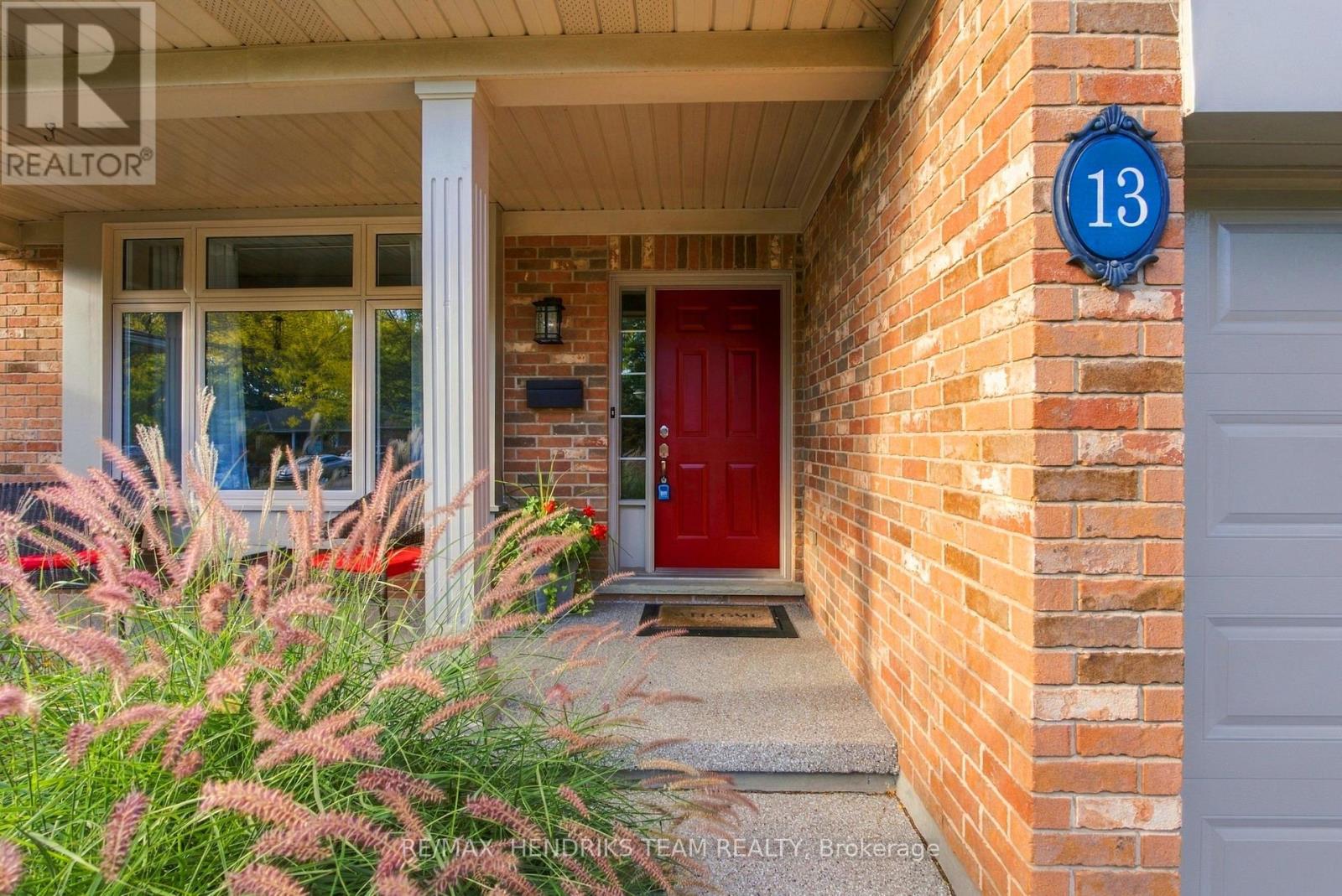 13 Timber Lane, St. Catharines, Ontario  L2N 7R7 - Photo 3 - X13863210