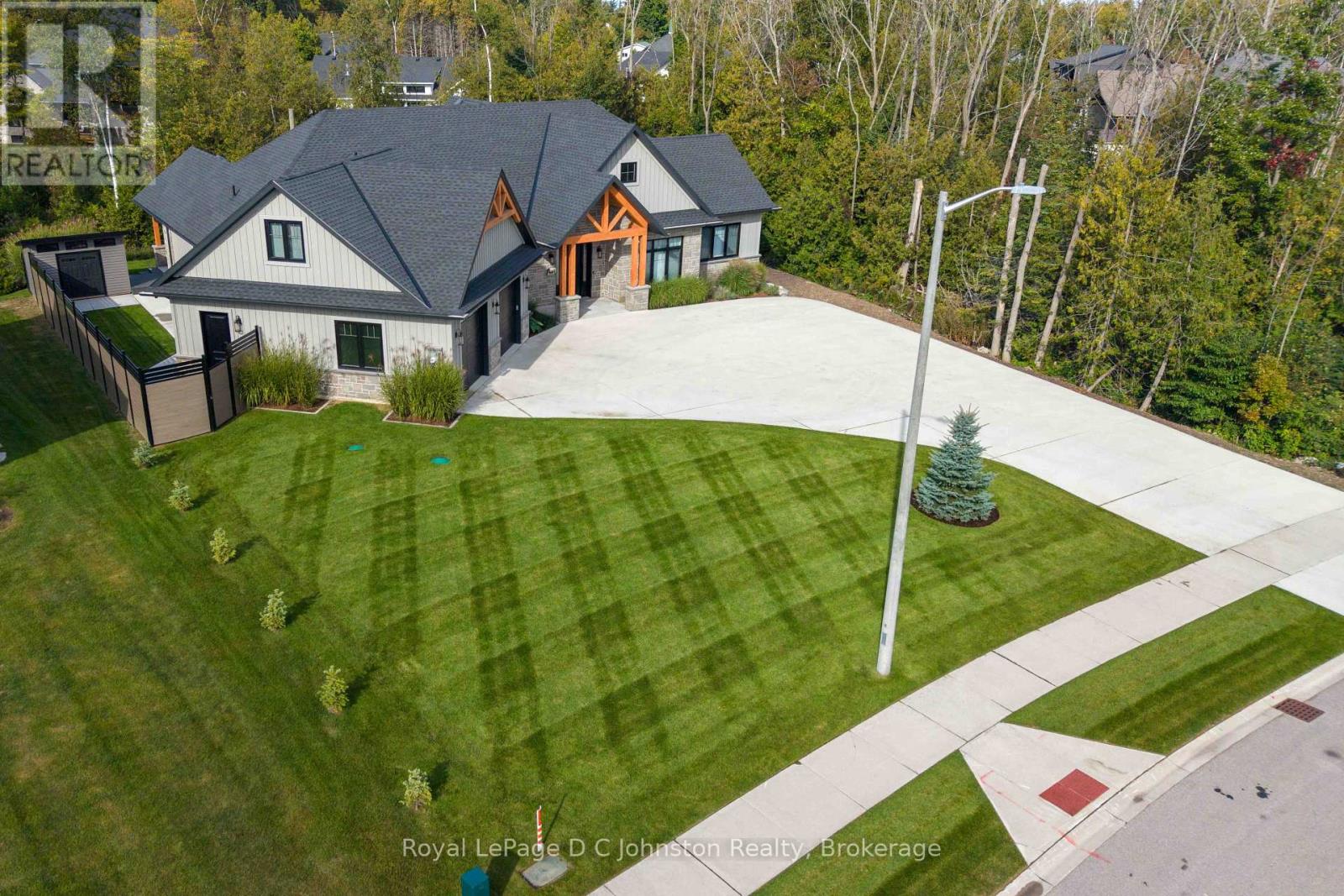 28 LAKESIDE WOODS CRESCENT Saugeen Shores Ontario Canada N0H2C6 3